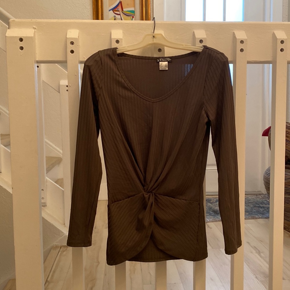 Women Green fitted long sleeve shirt with spandex. Shirt never worn.